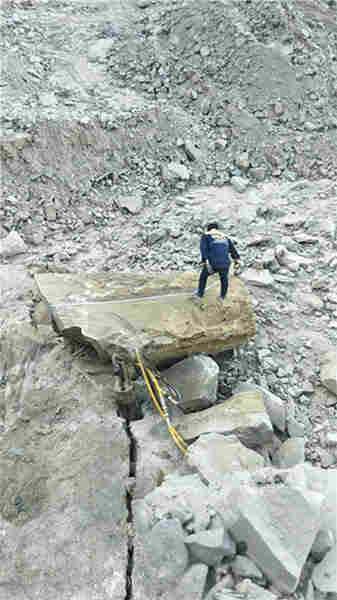 安徽安庆基坑石块破石机施工效果