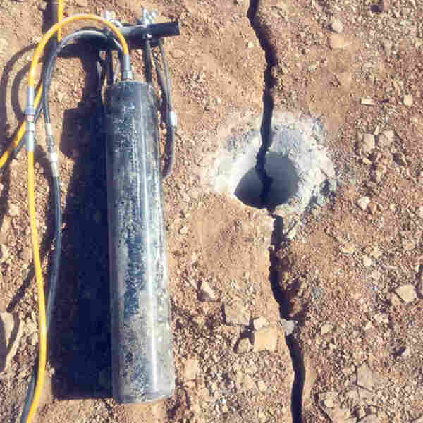 安徽安庆基坑石块破石机施工效果