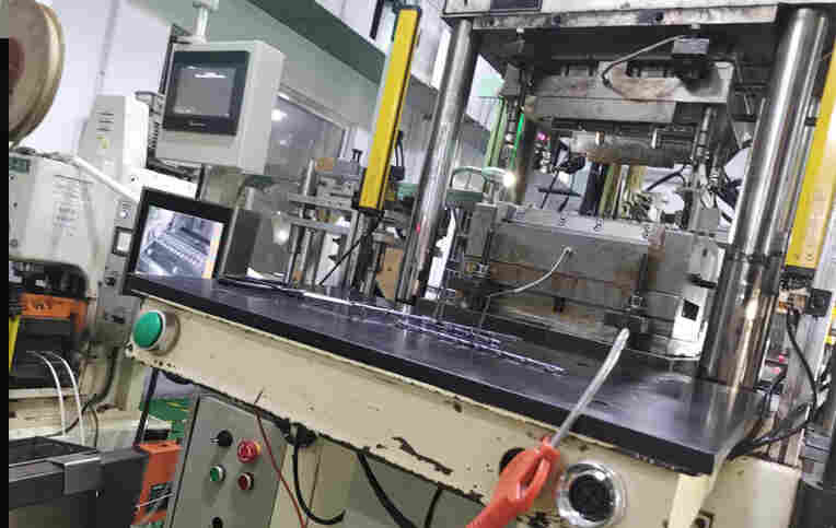 解决压模的产品是东莞尚品科技的模内监控器