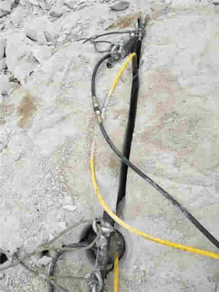 岩石分裂棒破一个桩头了 机载式劈裂机