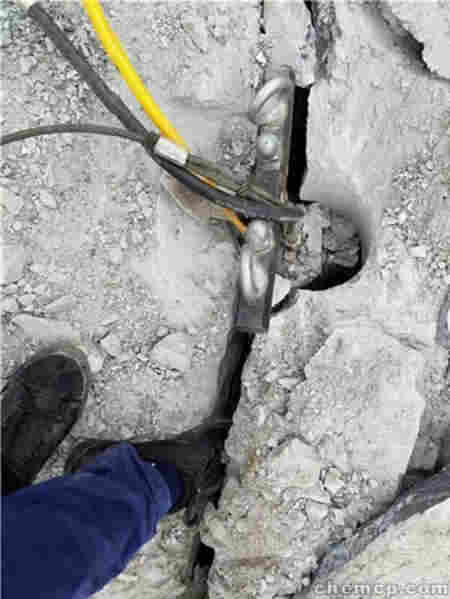 岩石破碎劈裂机非放炮开挖岩石的方法 岩石混凝土劈裂机