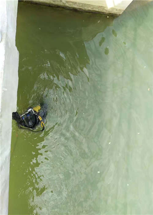 南京市管道水下封堵——潜水员封堵作业