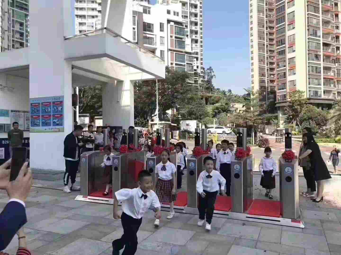 幼儿园人脸识别通道闸门禁，学校微信实时推送管理系统