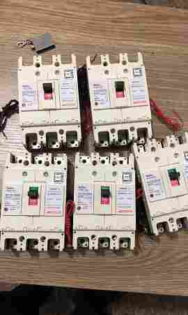 新品-环宇塑壳断路器HUM8-63S/33000 32A（有保）