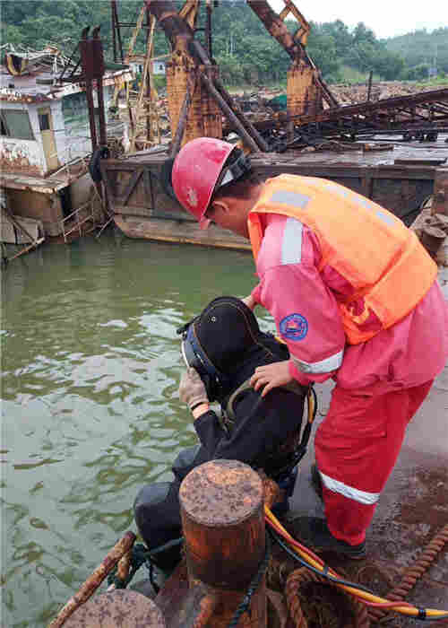 鄂州市潜水员———潜水作业