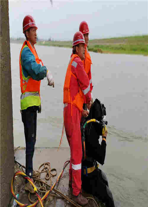 鄂州市潜水员———潜水作业