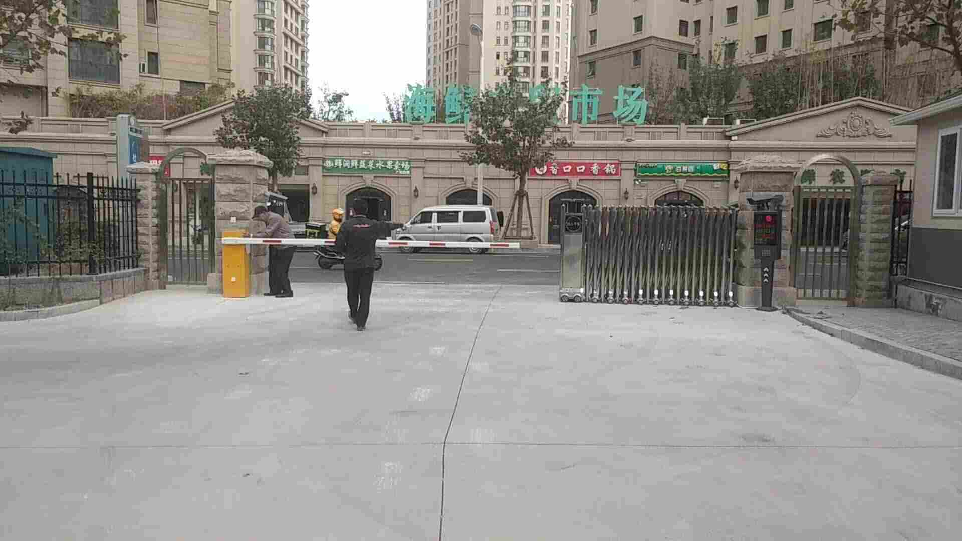 西海岸经济新区道闸安装车牌识别广告门门禁人员通道
