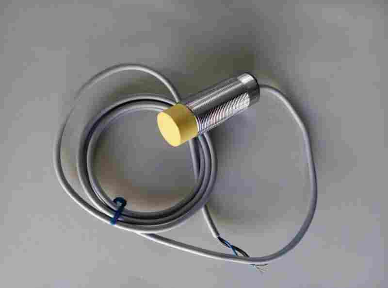 接近开关E2B-M18KN16-WZ-C1 三线 接近传感器