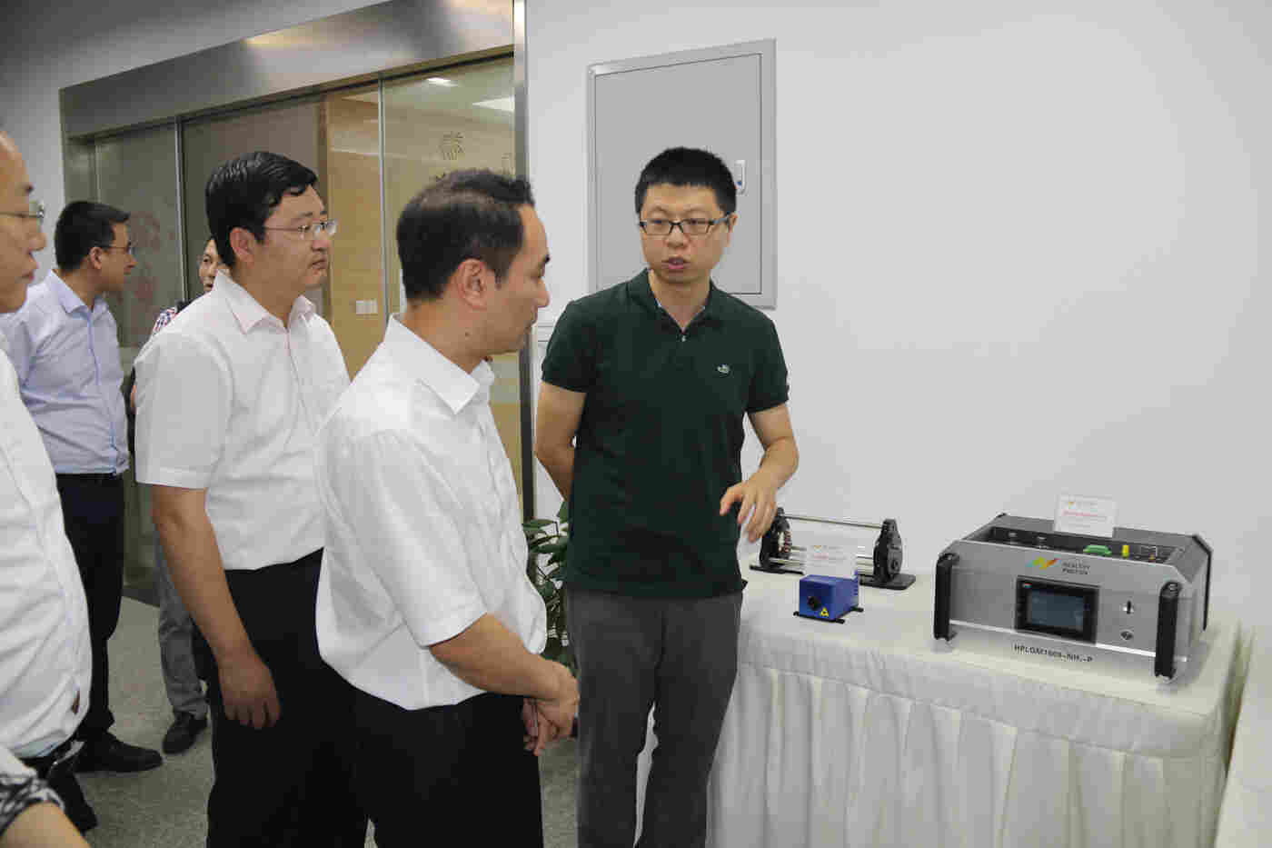 宁波市市委组织部副部长黄荣程一行走访海尔欣指导工作