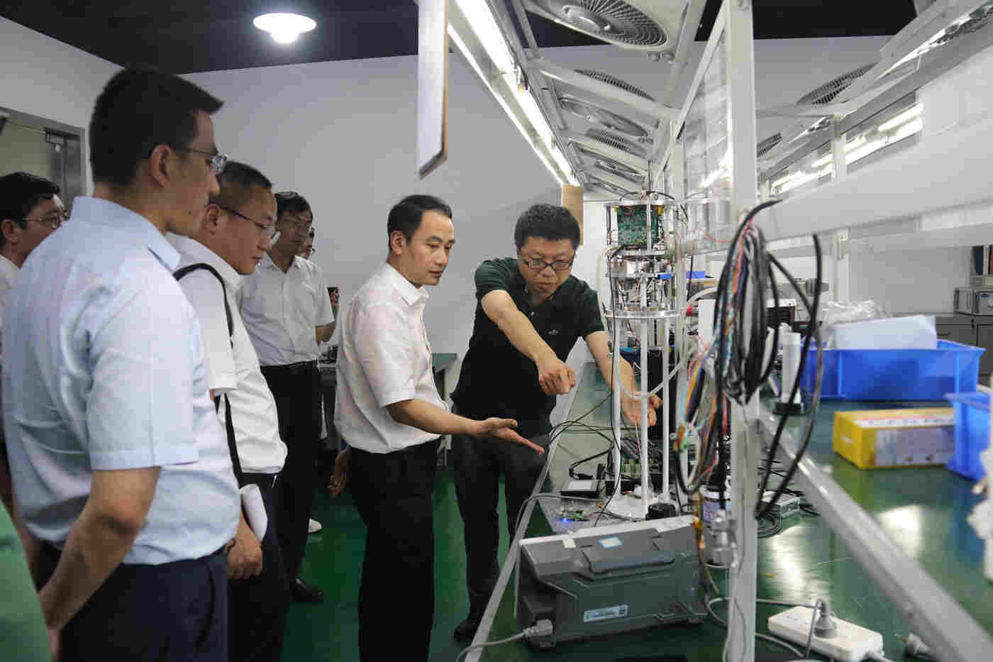 宁波市市委组织部副部长黄荣程一行走访海尔欣指导工作