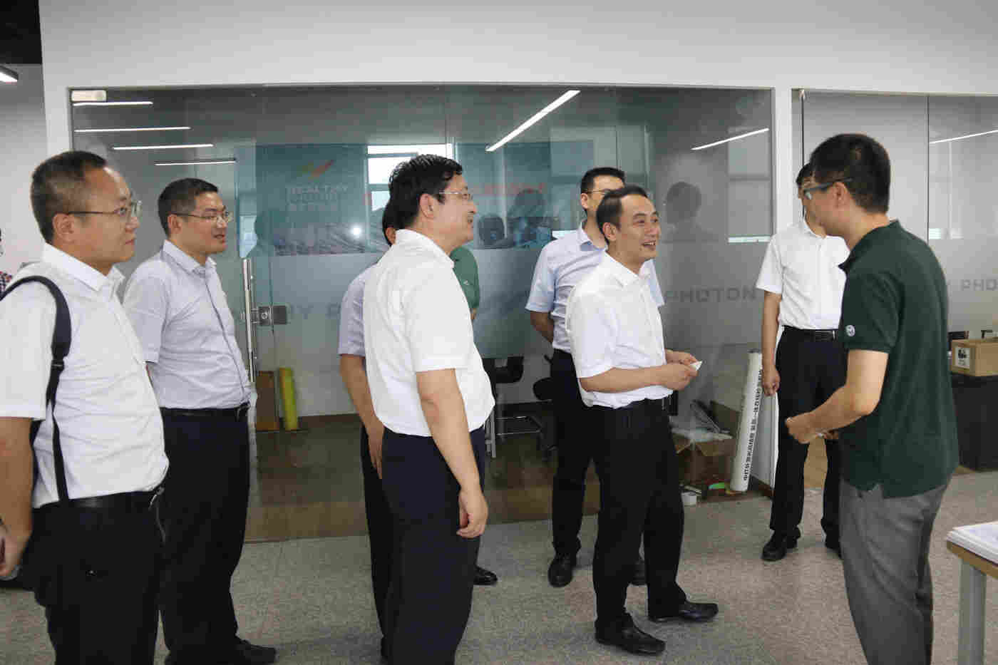 宁波市市委组织部副部长黄荣程一行走访海尔欣指导工作