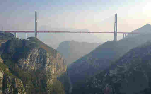 图为12月28日航拍的北盘江大桥，距江面高差565米