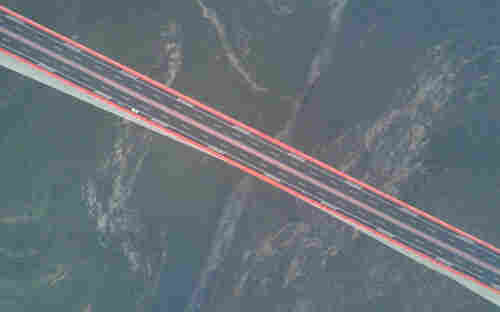 图为12月28日航拍的北盘江大桥，距江面高差565米