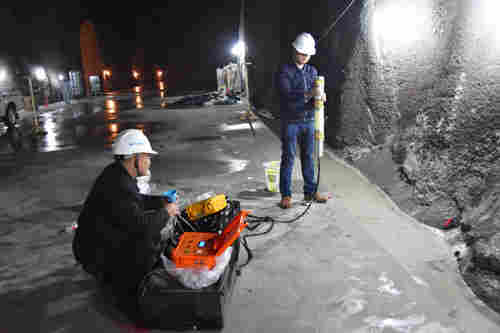 天功测控技术人员正在调试设备 