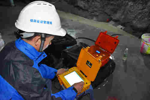 天功测控技术人员正在调试声波检测仪检测系统