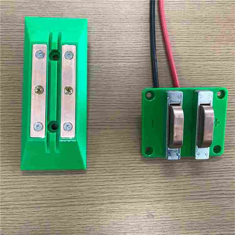 15A 四极带通讯功能充电刷 AGV刷板刷块