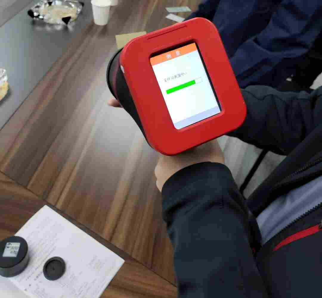 国产化首 款-红外辐射计及红外发射率测量仪