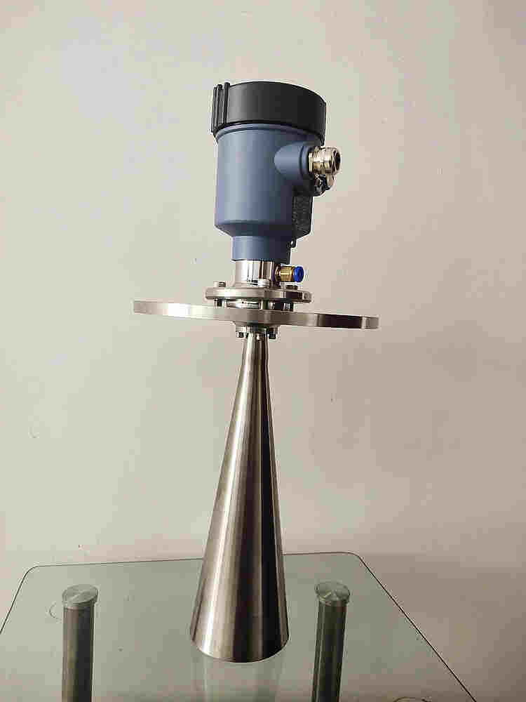 化工厂内浮顶罐高精度雷达液位计