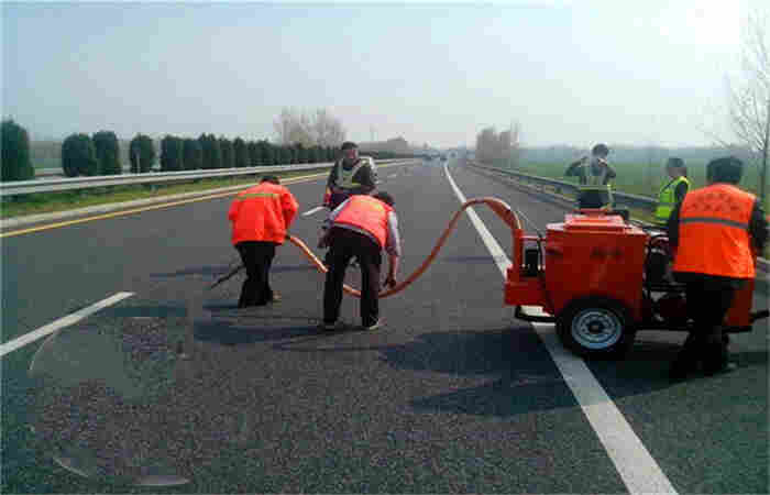 巴彦淖尔沥青路面裂缝灌缝胶厂家出货/2023