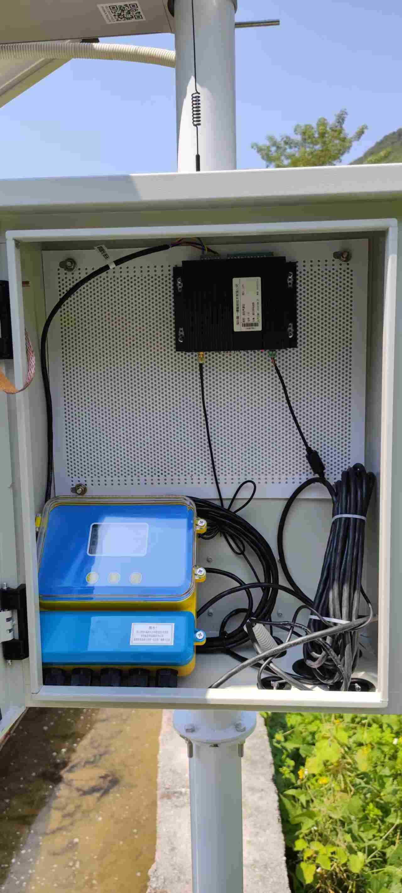 智慧农业灌溉明渠流量在线监测设备安装现场