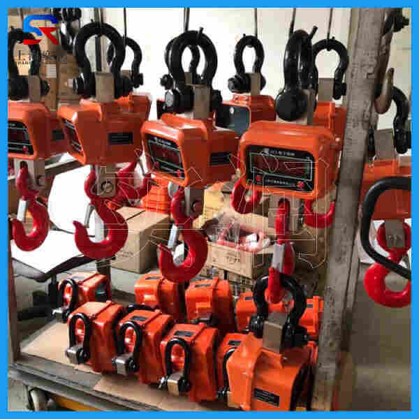 2,吊钩秤的卸扣(吊环),吊钩与被吊挂物体的轴销之间不得存在卡