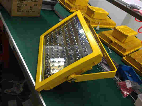 分析LED防爆灯光源 目前市场上有多种类型的LED防爆灯,LED防爆平台灯,LED防爆泛光灯,LED通道灯,LED泛光灯,LED高顶灯,LED泛光灯,LED平台灯。与所有产品一样,LED系列照明产品也要经过评级。 光源是照明产品的核心部件。如果没有高质量的光源,即使是好的灯具也只是一个外壳。光源涉及显色,色温,寿命,节能等方面。,我们进行一对一的分析。 显色性:LED的显色指数是LED灯恢复颜色的能力的参数。它主要用于定义不同LED光源的显色差异。显色指数越低,肉眼看到的颜色越失真。显色指数不是LED独有的。它是所有光源都具有的参数,即恢复颜色的能力。日光的显色指数为100,白炽灯也为100,节能灯为80-90,劣质灯基本不过50,普通灯为70-90。 色温:在生活中,普通白炽灯的色温约为2800K,卤钨灯的色温为3400K,日光灯的色温约为6500K,暖白色荧光灯的色温约为4500K,高压钠灯的色温约为2000-2100K。目前,传统的LED色温高达6000K,在高色温环境下长时间工作,容易晕眩,增加眼睛疲劳,降低工作效率。 发光角度:LED防爆灯,LED防爆平台灯,LED防爆泛光灯,LED工字灯,LED泛光灯,LED高顶灯,LED泛光灯,LED平台灯,LCW CRDP.CC照明角度为150°具有150°光束角的大功率LED具有强大的多功能性。 耐大电流:在高达0.8A的高电流下可实现正白光至暖白光照射,在高达1A的高电流下实现冷白光和全彩色照明。在150-200W或以上的设计中,如LED泛光灯,LED高顶灯,LED大电流电阻起着至关重要的作用。此外,LED本身紧凑且对称,通过密集集成实现高通量光源。 分析LED防爆灯光源 目前市场上有多种类型的LED防爆灯,LED防爆平台灯,LED防爆泛光灯,LED通道灯,LED泛光灯,LED高顶灯,LED泛光灯,LED平台灯。与所有产品一样,LED系列照明产品也要经过评级。 光源是照明产品的核心部件。如果没有高质量的光源,即使是好的灯具也只是一个外壳。光源涉及显色,色温,寿命,节能等方面。,我们进行一对一的分析。 显色性:LED的显色指数是LED灯恢复颜色的能力的参数。它主要用于定义不同LED光源的显色差异。显色指数越低,肉眼看到的颜色越失真。显色指数不是LED独有的。它是所有光源都具有的参数,即恢复颜色的能力。日光的显色指数为100,白炽灯也为100,节能灯为80-90,劣质灯基本不过50,普通灯为70-90。 色温:在生活中,普通白炽灯的色温约为2800K,卤钨灯的色温为3400K,日光灯的色温约为6500K,暖白色荧光灯的色温约为4500K,高压钠灯的色温约为2000-2100K。目前,传统的LED色温高达6000K,在高色温环境下长时间工作,容易晕眩,增加眼睛疲劳,降低工作效率。 发光角度:LED防爆灯,LED防爆平台灯,LED防爆泛光灯,LED工字灯,LED泛光灯,LED高顶灯,LED泛光灯,LED平台灯,LCW CRDP.CC照明角度为150°具有150°光束角的大功率LED具有强大的多功能性。 耐大电流:在高达0.8A的高电流下可实现正白光至暖白光照射,在高达1A的高电流下实现冷白光和全彩色照明。在150-200W或以上的设计中,如LED泛光灯,LED高顶灯,LED大电流电阻起着至关重要的作用。此外,LED本身紧凑且对称,通过密集集成实现高通量光源。