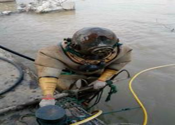 ---新乡市潜水员服务公司一水下施工队