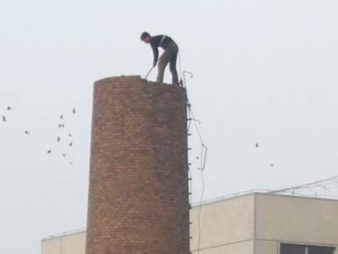 德阳市砖烟囱拆除公司-三里港高空在现场