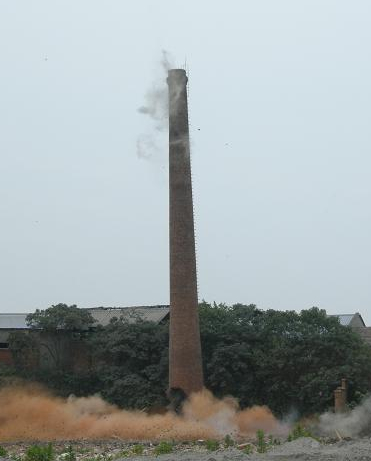 利川烟囱拆除公司三里港高空单位