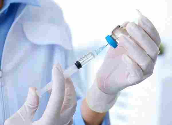 表面活性剂的存在如何影响蛋白质与表面的相互作用？