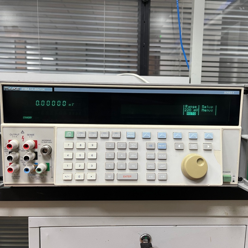 研究所實(shí)驗(yàn)室退役實(shí)測(cè)可用FLUKE/福祿克5720A萬(wàn)用表校準(zhǔn)儀